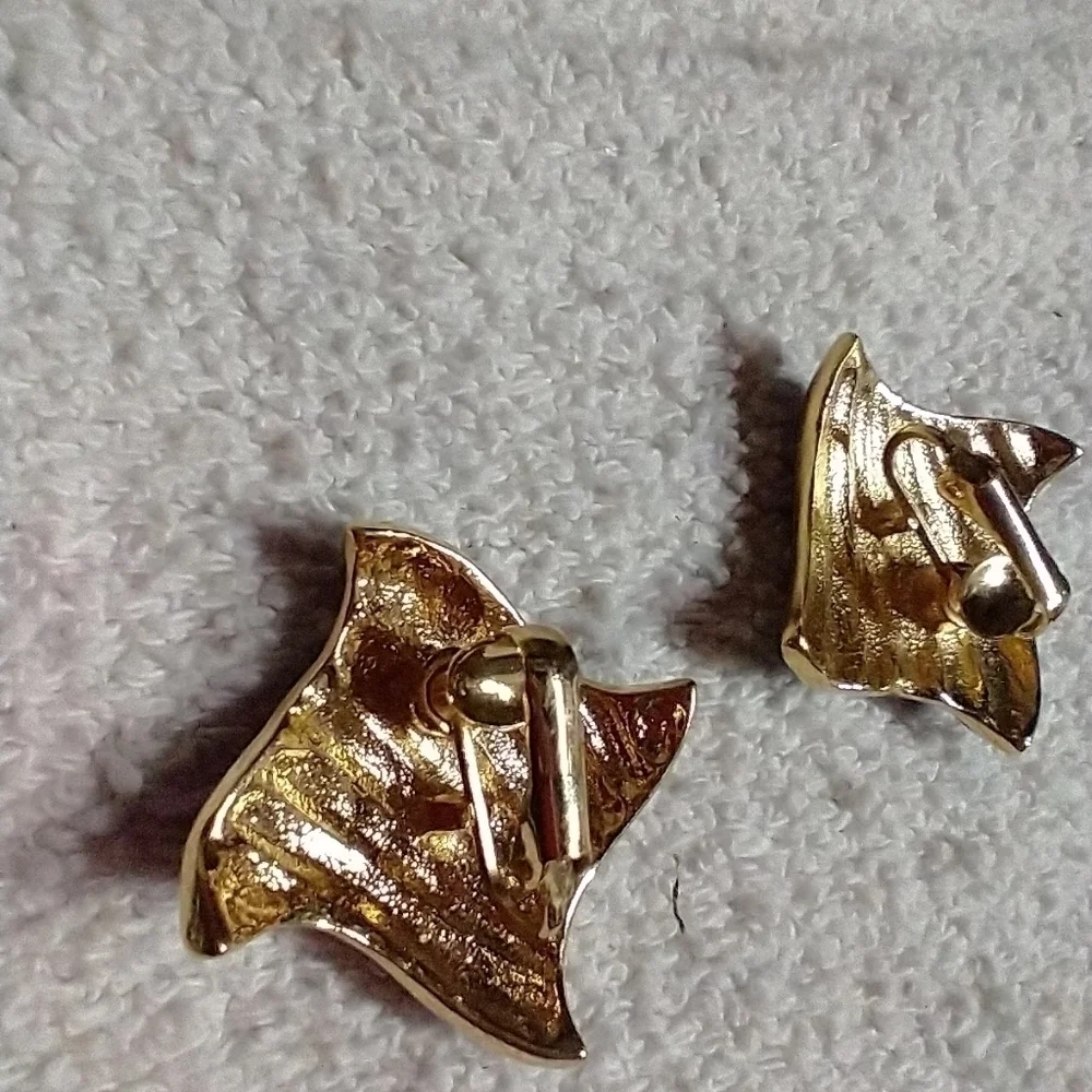 Goldtone blue clip earrings square